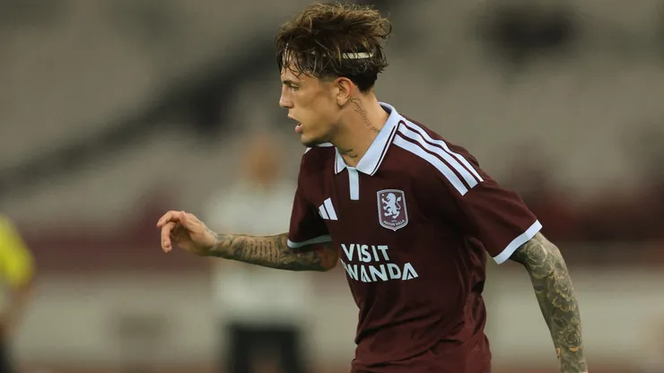 Alejandro Garnacho debutó en Aston Villa.