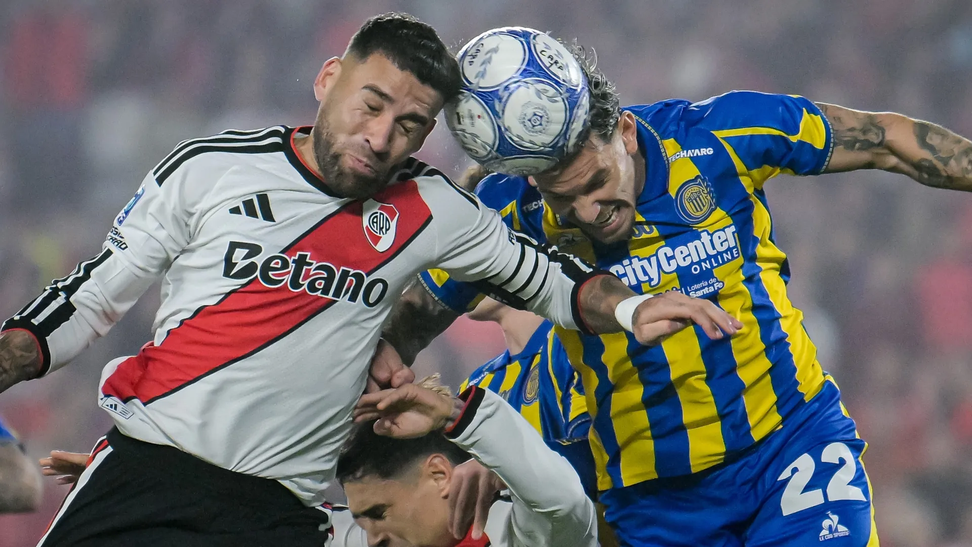 Nicolás Otamendi disputando una pelota. (Foto: Getty)
