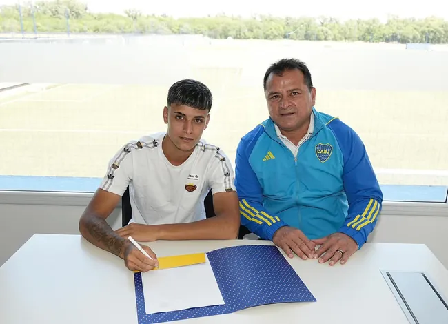 Santiago Zampieri y Marcelo Delgado al firmar su contrato en Boca. (@santiago_zampieri)