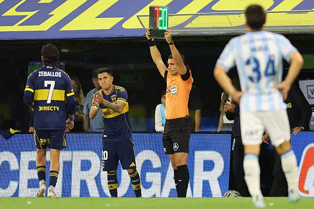 El polémico cambio de Exequiel Zeballos en Boca – Racing. (Getty Images)