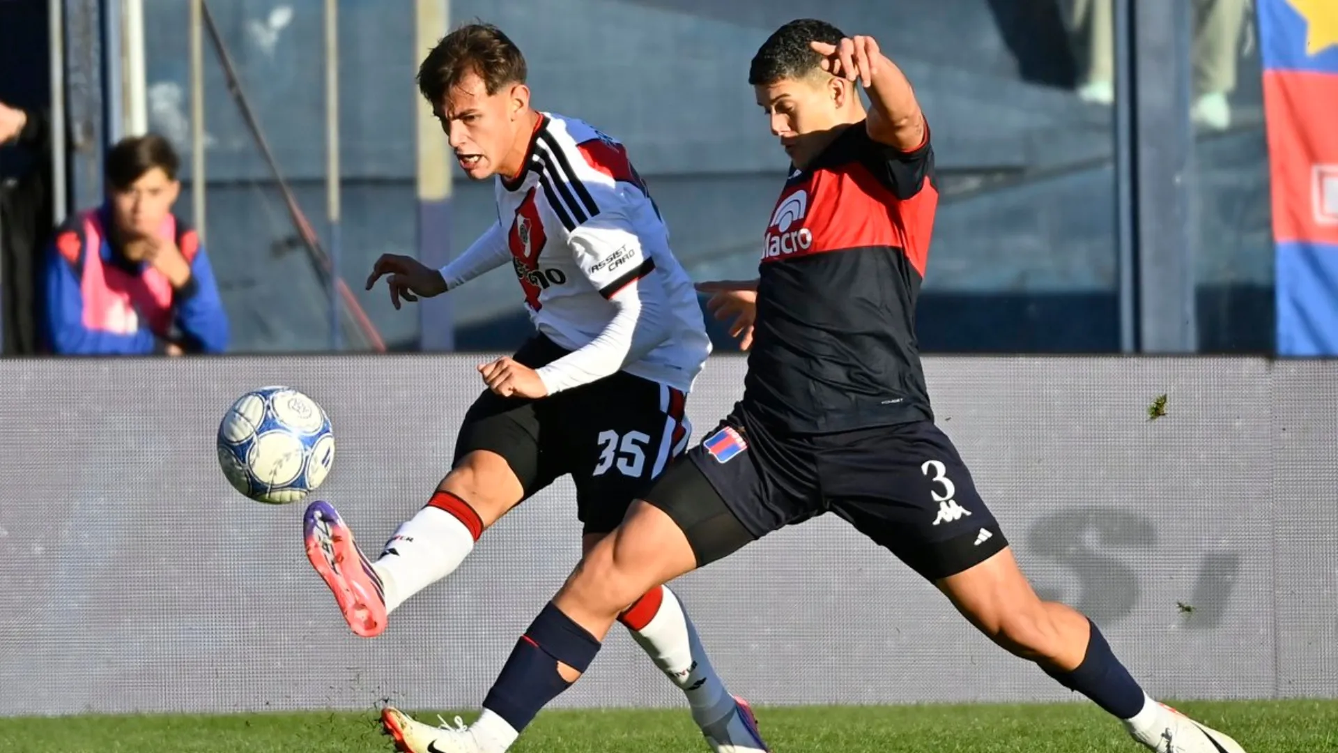 Freitas disputando una pelota. (Foto: Prensa River)