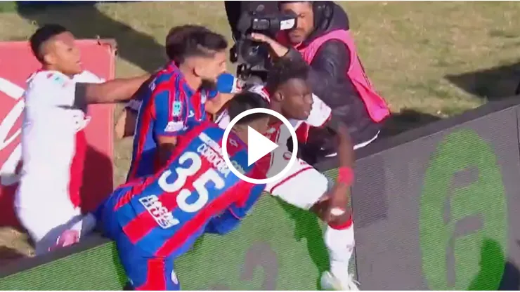 Minuto caótico en el clásico.