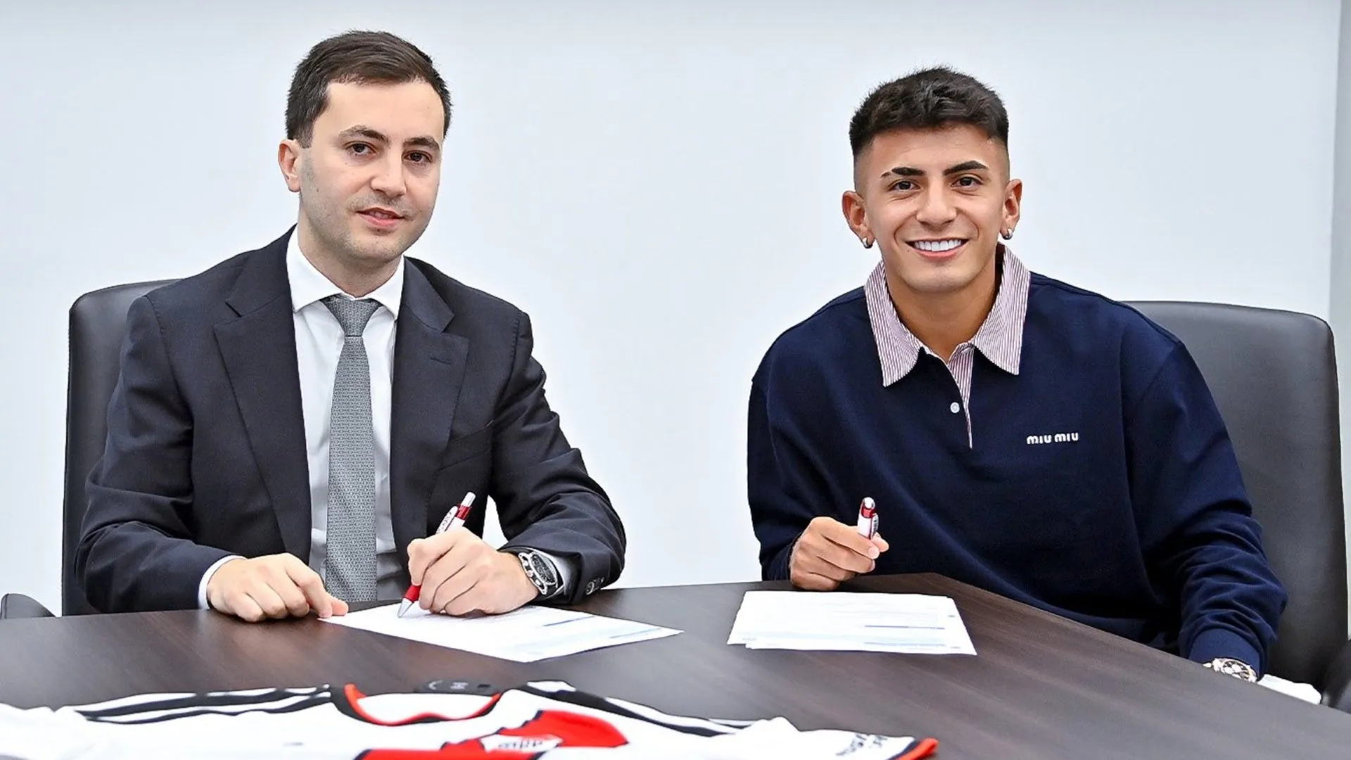 Thiago Almada firmó su contrato. (Foto: Prensa River)
