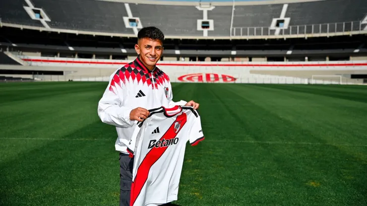 Thiago Almada en su presentación en River.