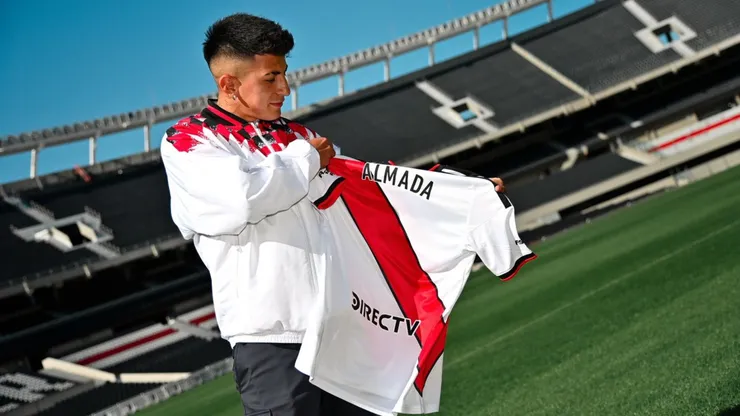 Almada posando con la camiseta de River.
