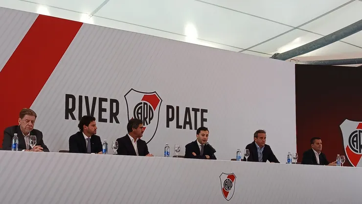 Stefano Di Carlo habla en conferencia.