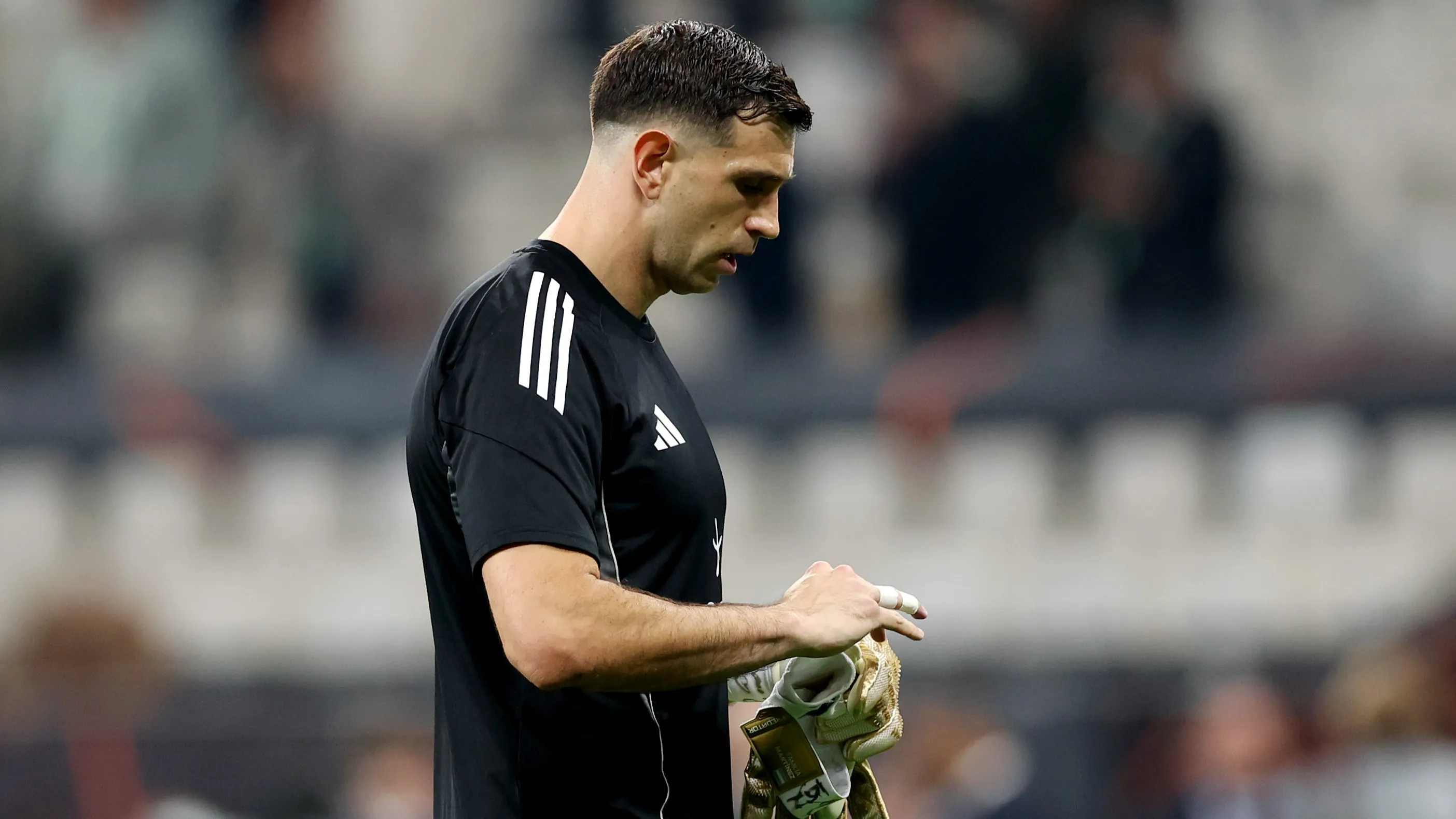 Dibu Martínez finalmente saldría de Aston Villa