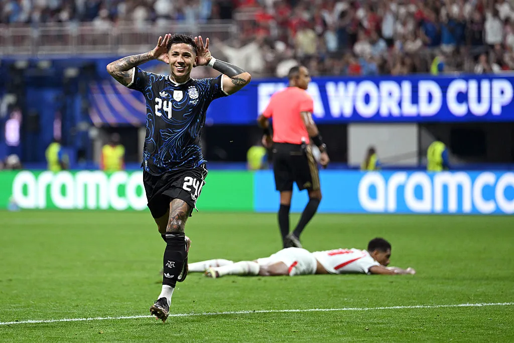 El festejo de Enzo Fernández tras su gol en Argentina – Inglaterra por el Mundial 2026. (Getty Images)