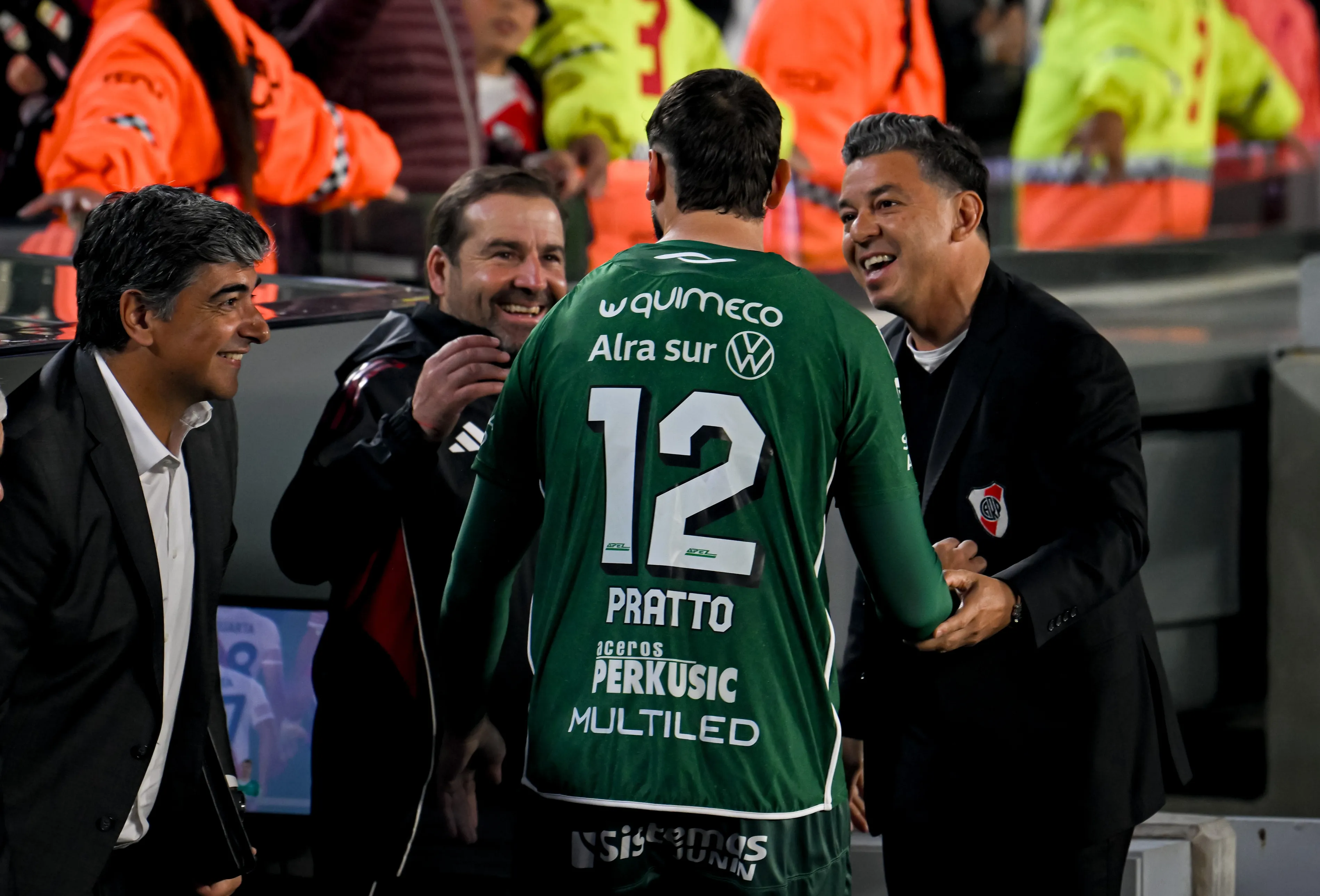 Pratto saluda a Gallardo en un River vs. Sarmiento. (Foto: Getty).