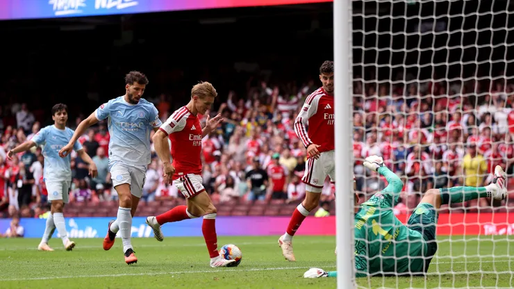 Odegaard define para el tercer gol de Arsenal.