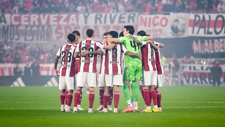 Los titulares de River frente a Argentinos.