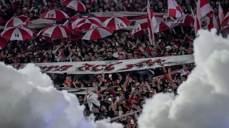 Los hinchas de River ante Argentinos.