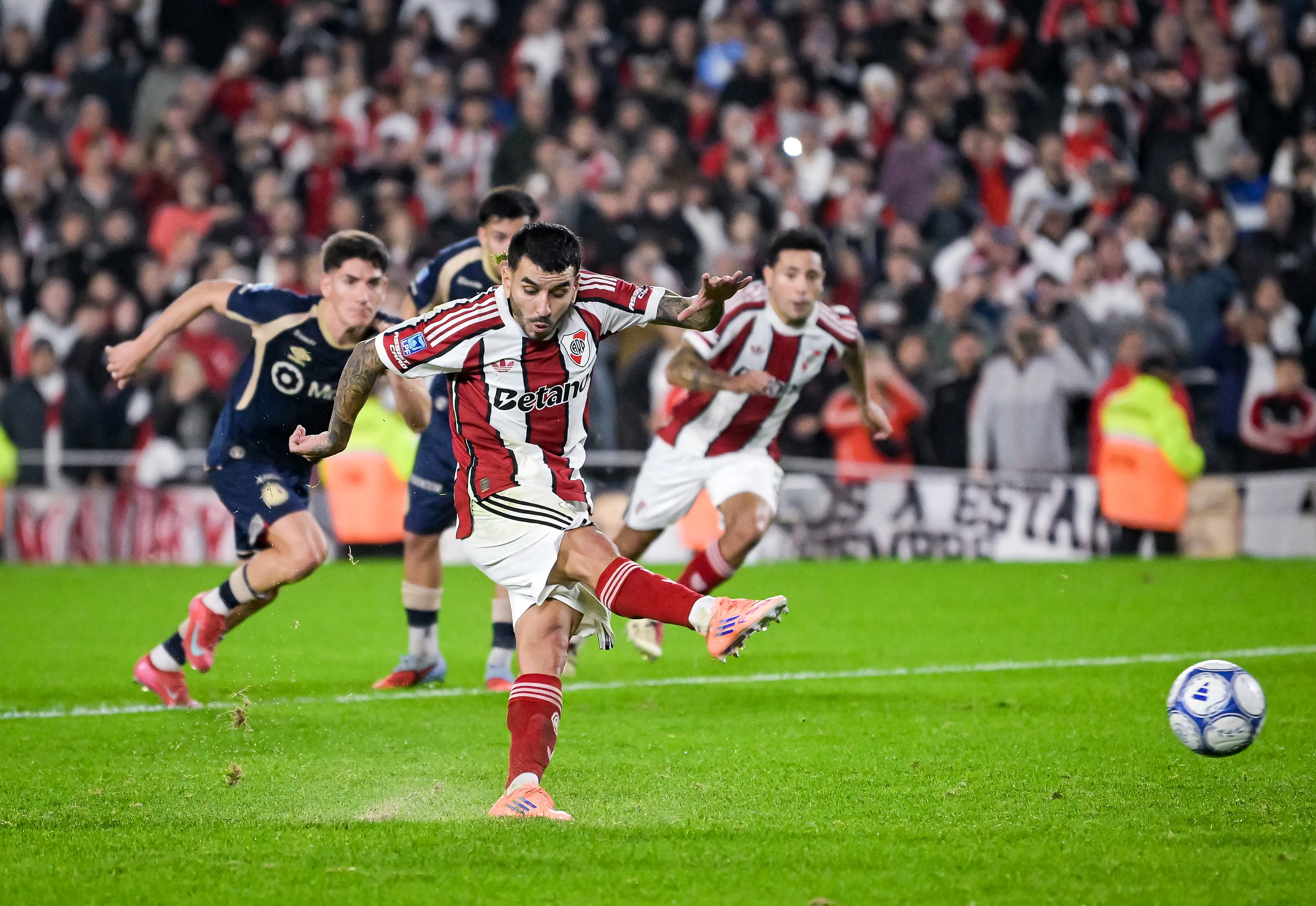 Ángel Correa marcó de penal ante Argentinos Juniors. (Foto: Getty).