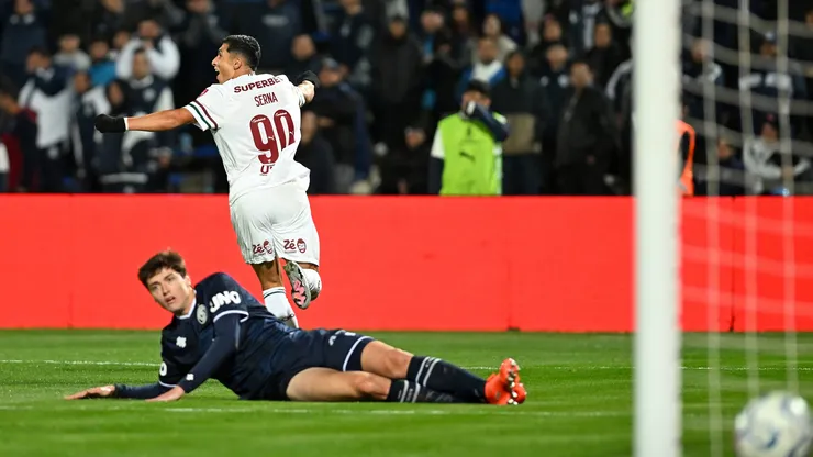 Kevin Serna celebrando su gol en Mendoza.