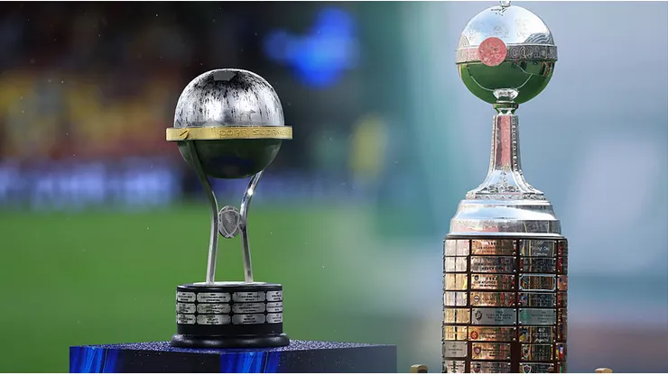 Los trofeos de la Copa Libertadores y Sudamericana.