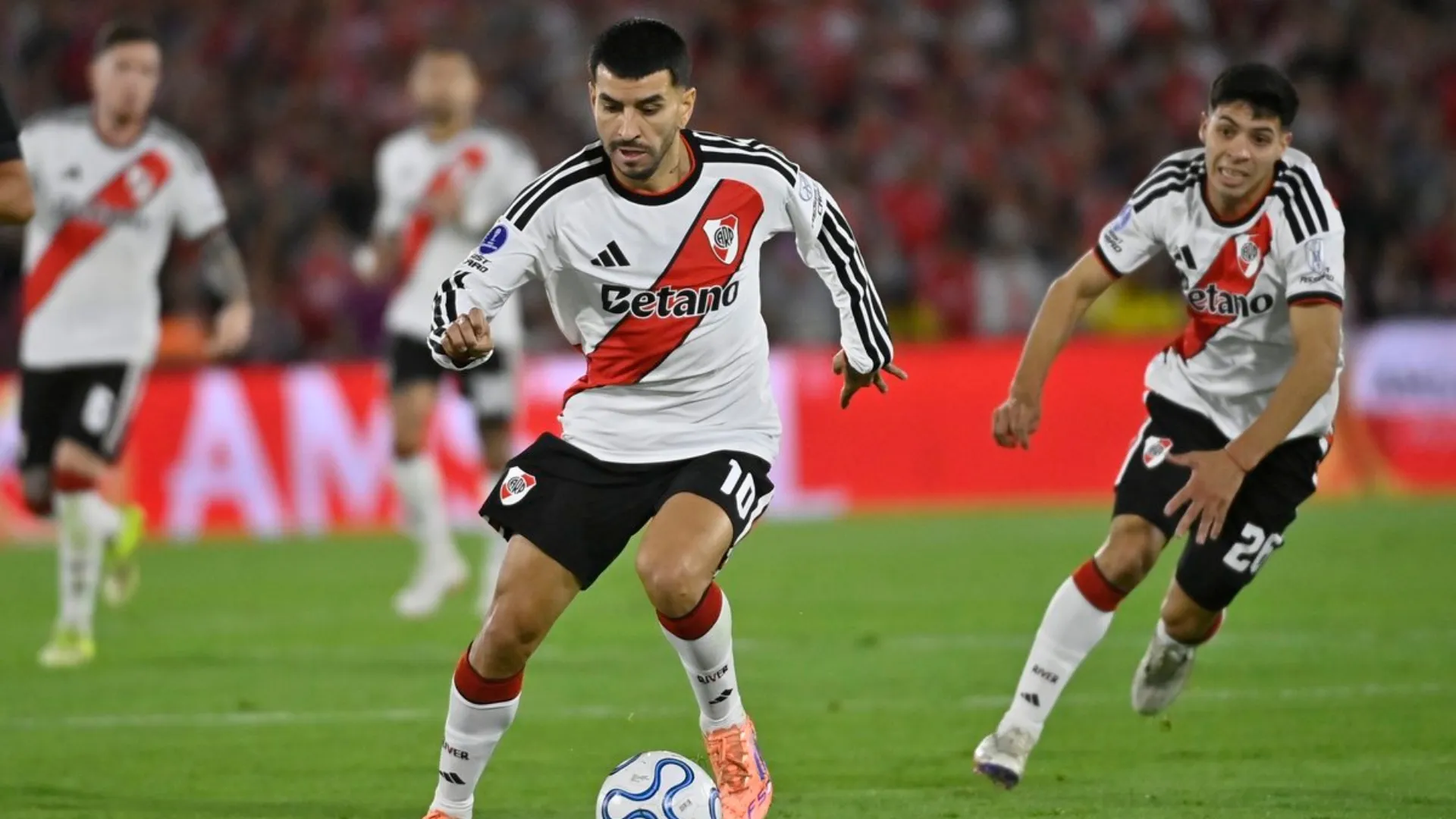 Correa con pelota dominada. (Foto: Prensa River)
