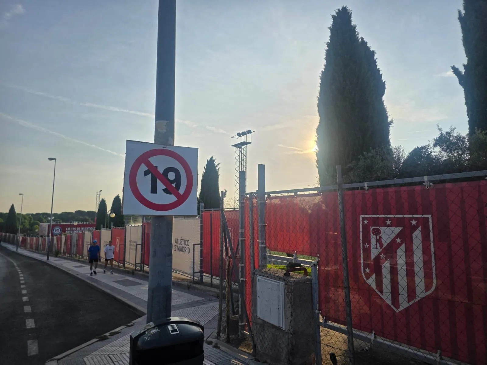 Así amaneció la ciudad deportiva de Atlético de Madrid. (Foto: @Atletiuniverse).