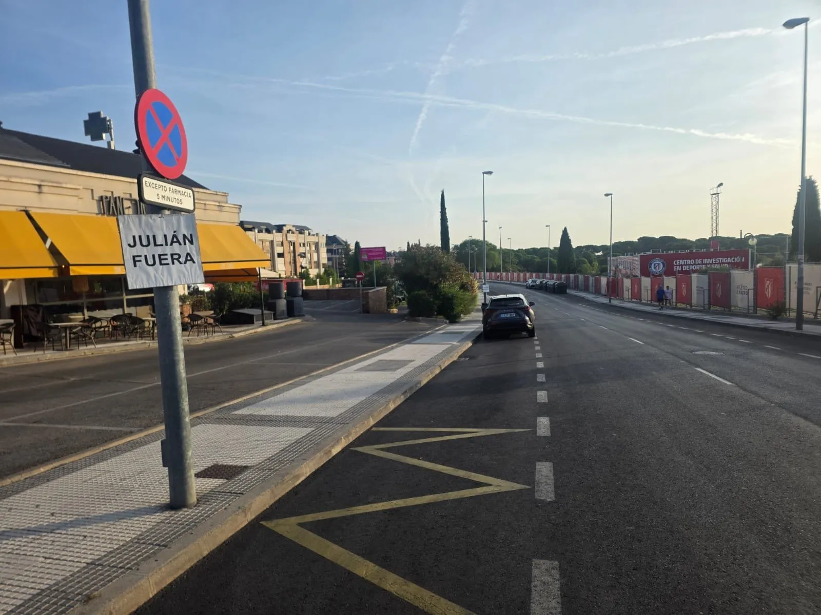 Carteles contra Julián en la ciudad deportiva de Atlético de Madrid. (Foto: @Atletiuniverse).