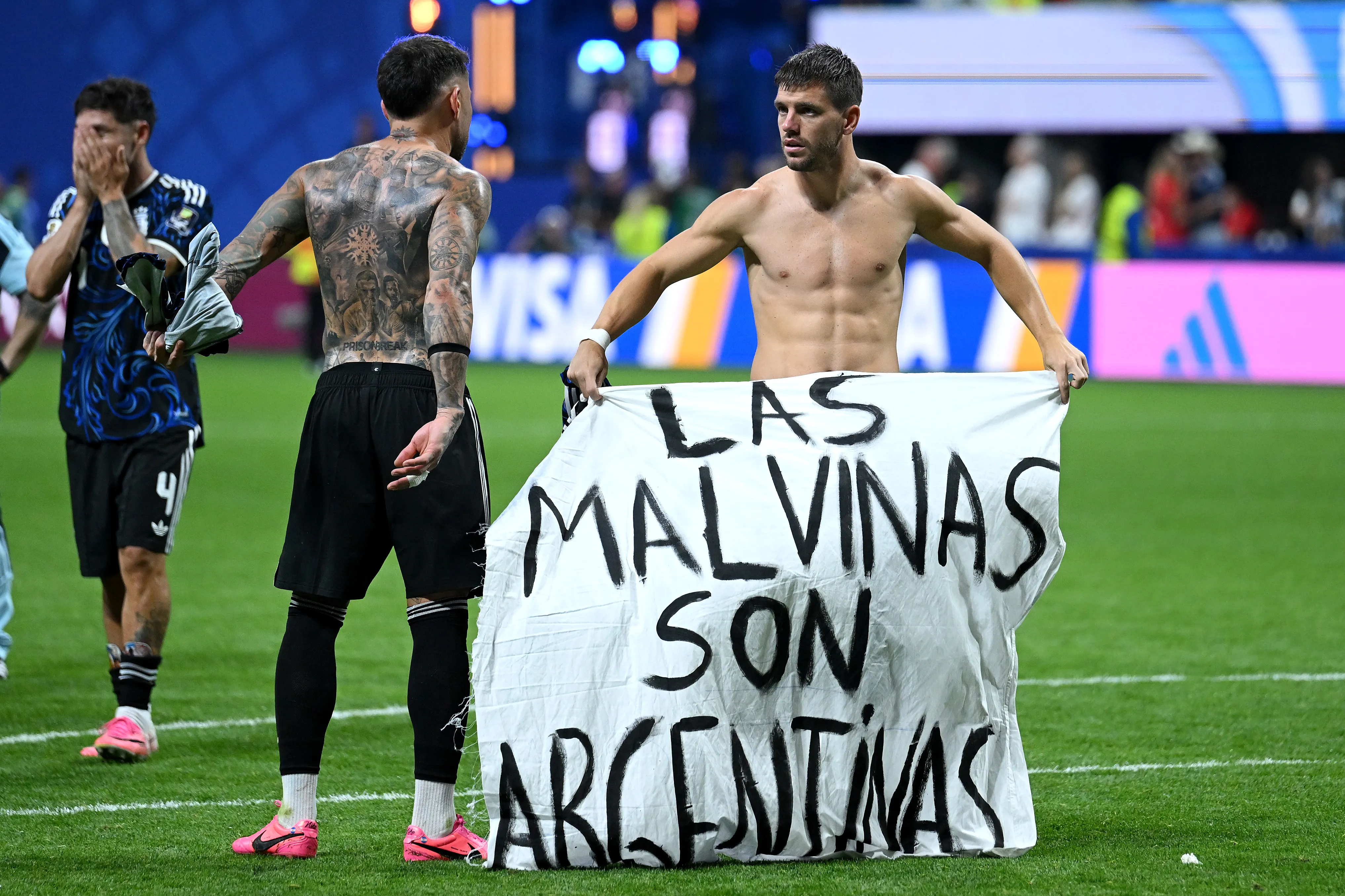 FIFA sancionó a la AFA con 10 mil dólares por la bandera de Malvinas. (Foto: Getty).