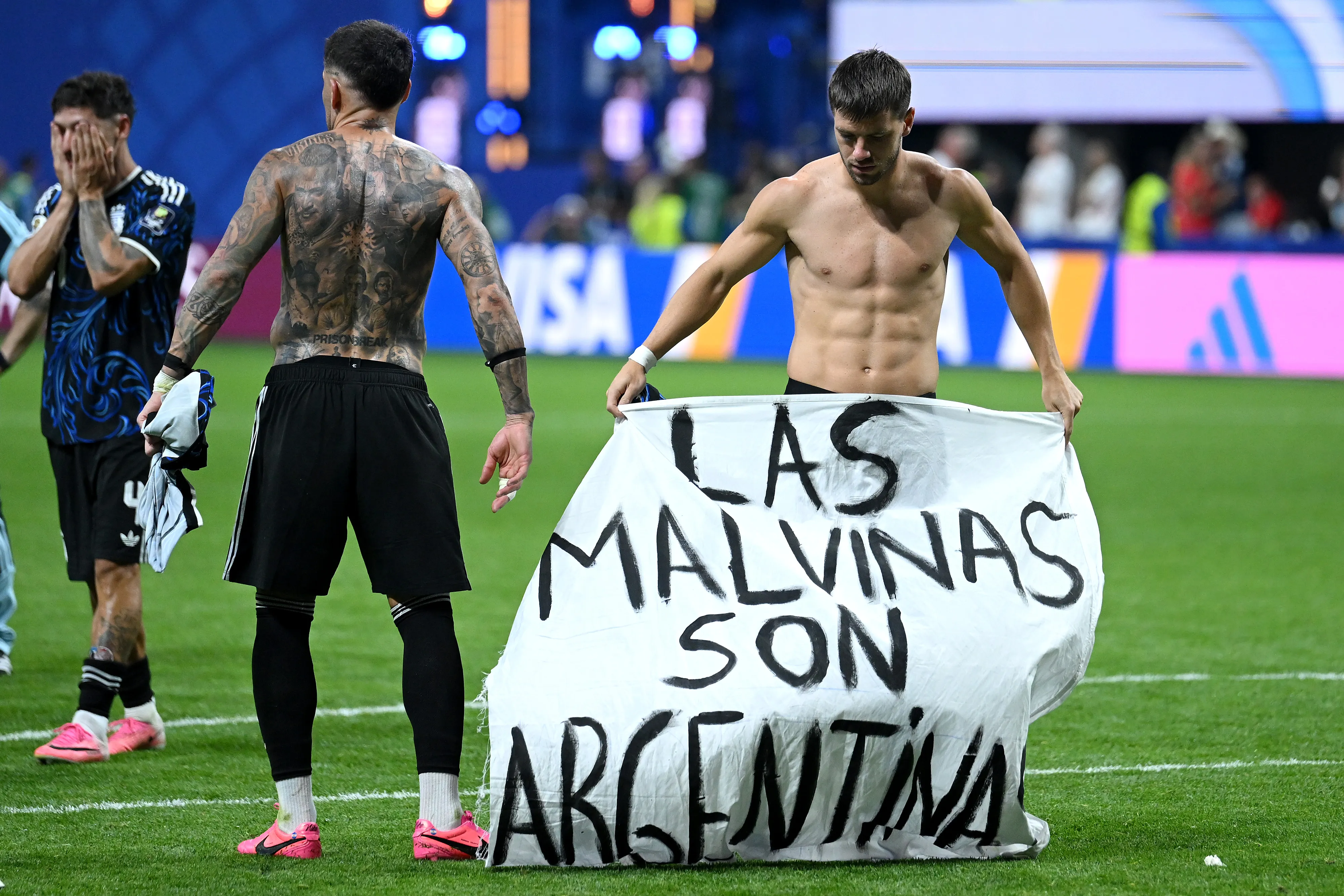 Lo Celso sostiene la bandera de Las Malvinas son Argentinas. (Foto: Getty).