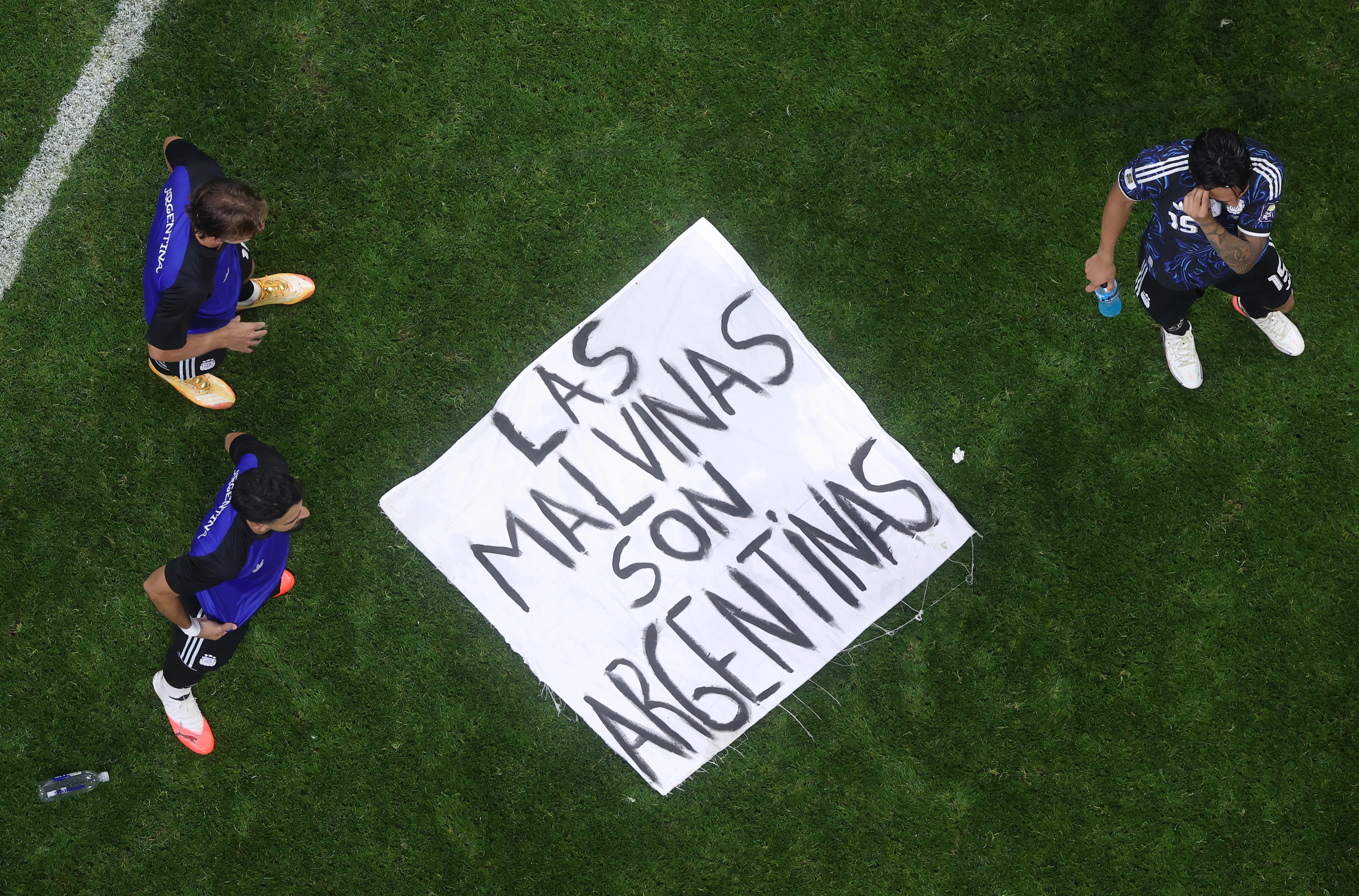 La bandera de Malvinas, uno de los motivos por los que FIFA sancionó a Argentina (Getty)