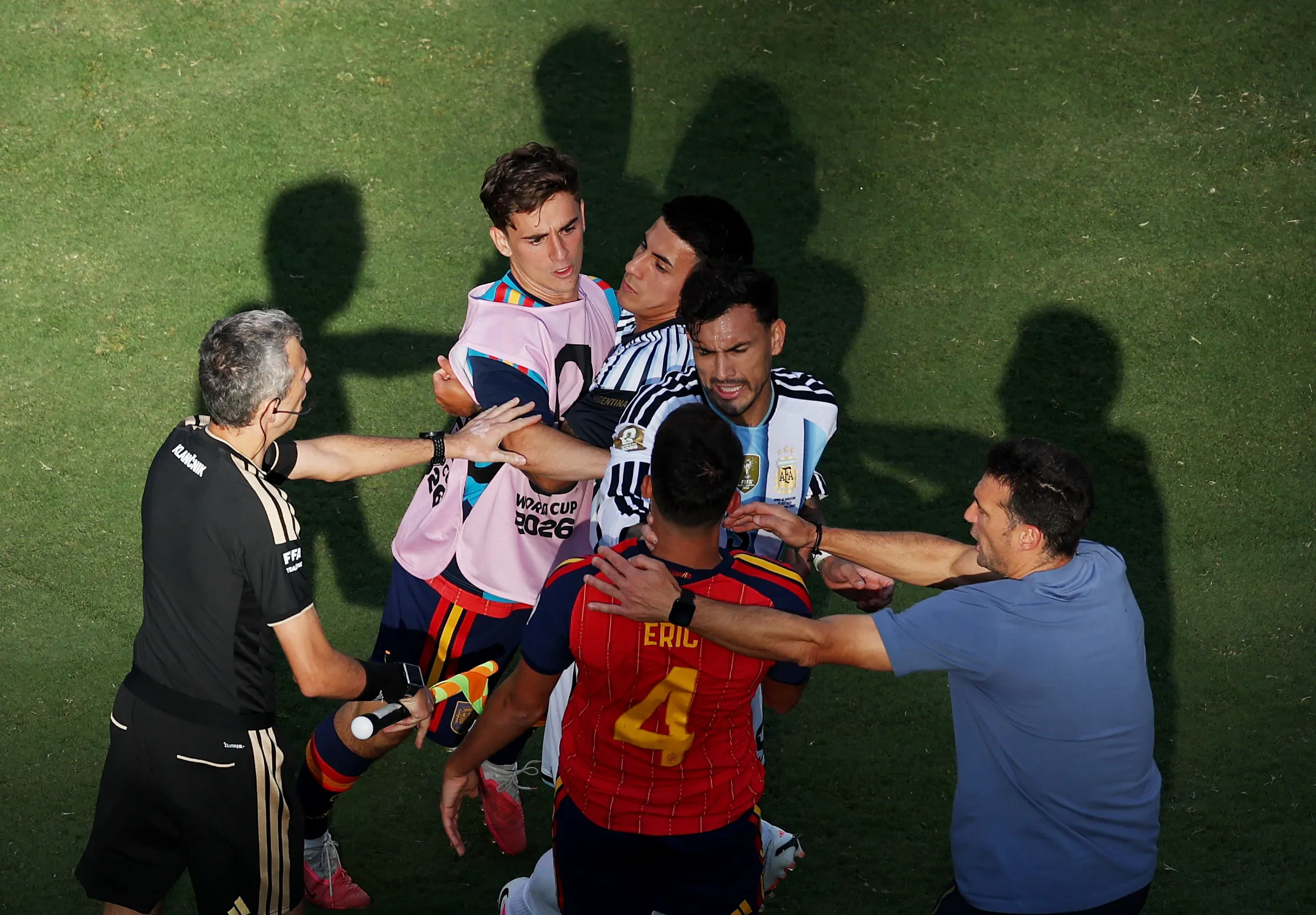 Paredes, en la situación que derivó en la suspensión por 10 fechas (Getty)