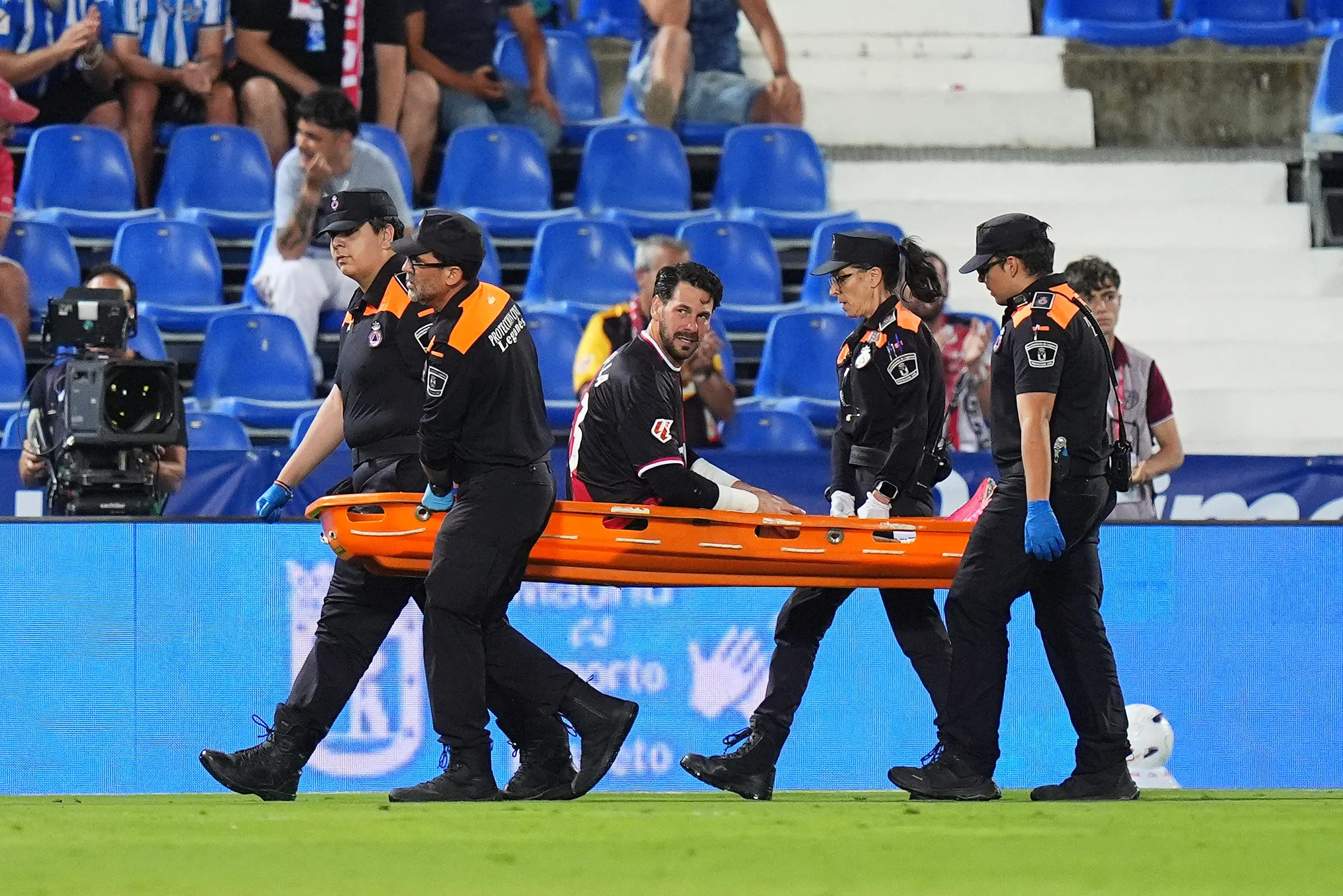 Batalla se retiró en camilla del estadio. (Foto: Getty).