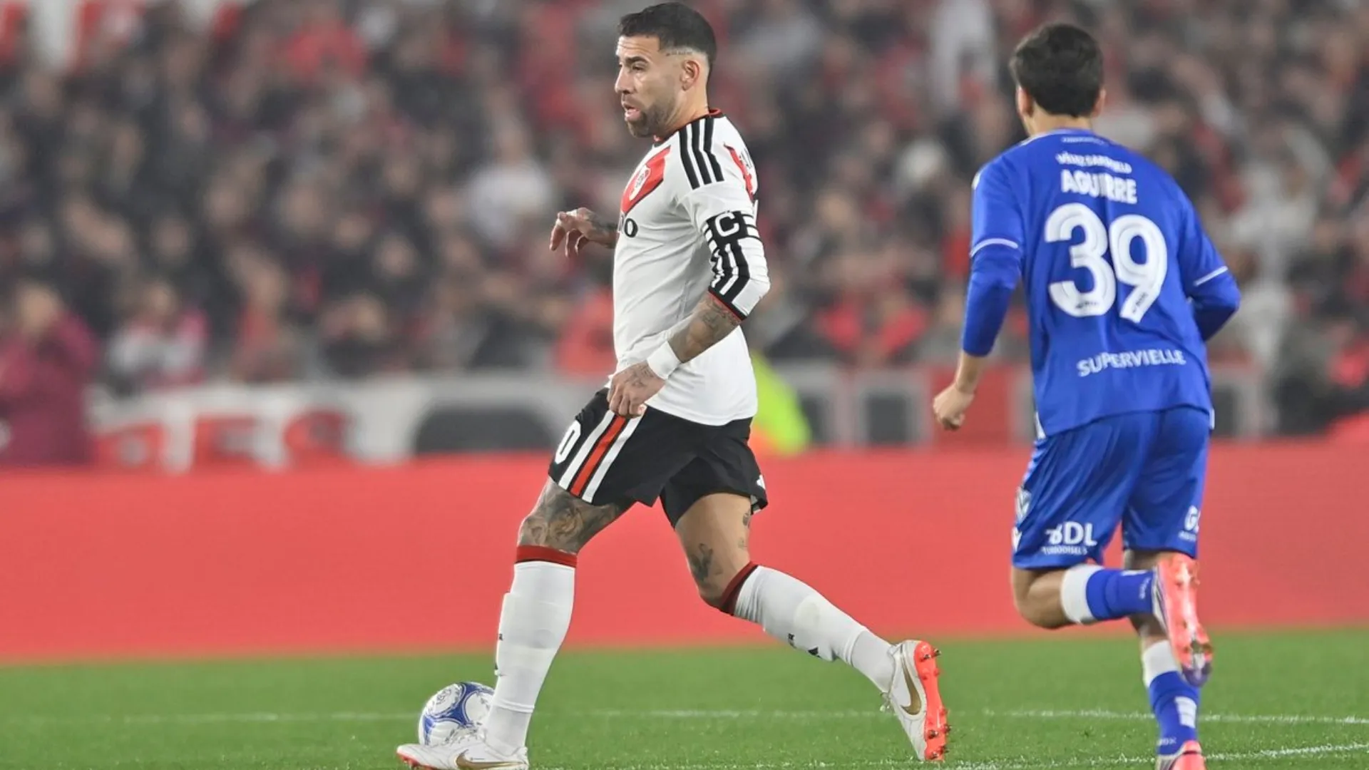 Otamendi con la pelota en su poder. (Foto: Prensa River)