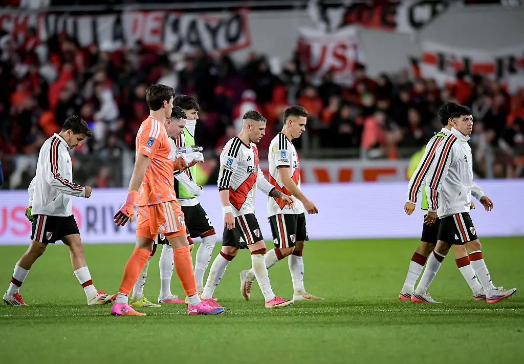 Los futbolistas de River tras empatar con Vélez. (Getty Images)