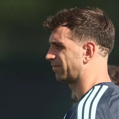 Gary Neville: "Alguien como Dibu Martínez tiene que llegar a Chelsea"