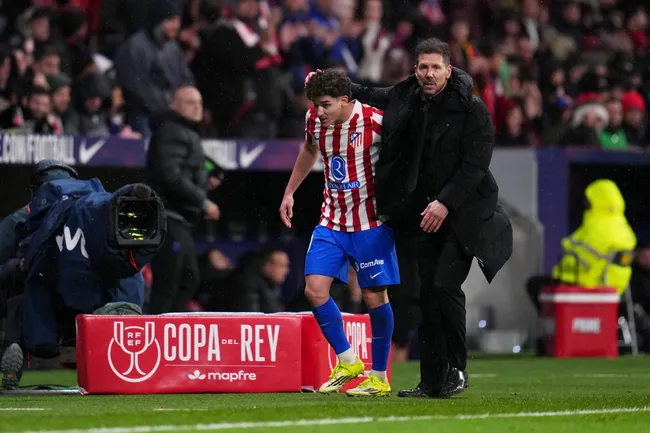 Julián Alvarez y Diego Pablo Simeone. (Foto: Getty).