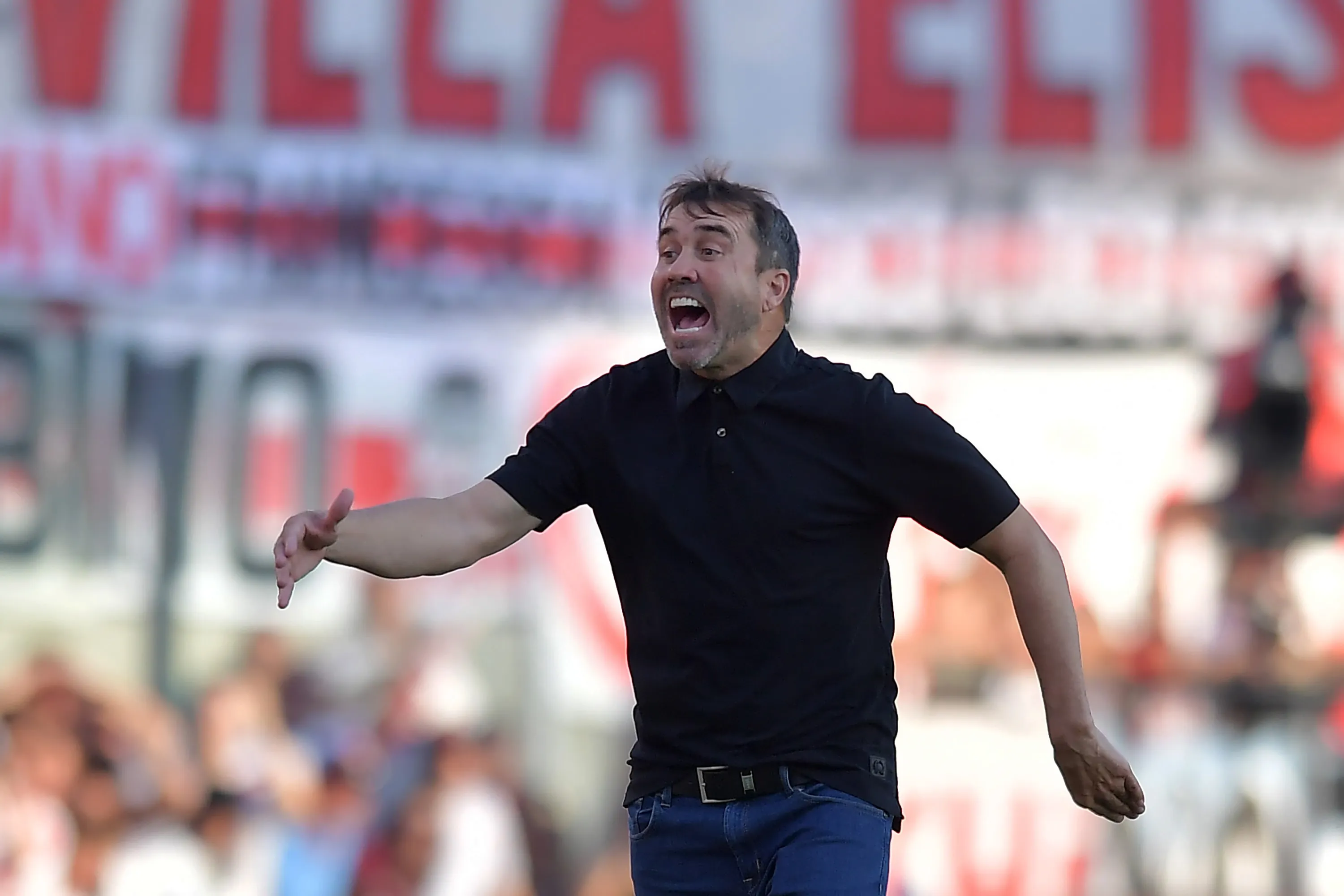 Eduardo Coudet vive los partidos con gran intensidad. (Foto: Getty).