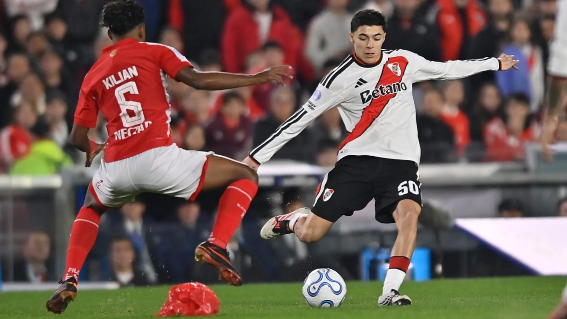 Tobías Andrada con la pelota. (Foto: Prensa River)