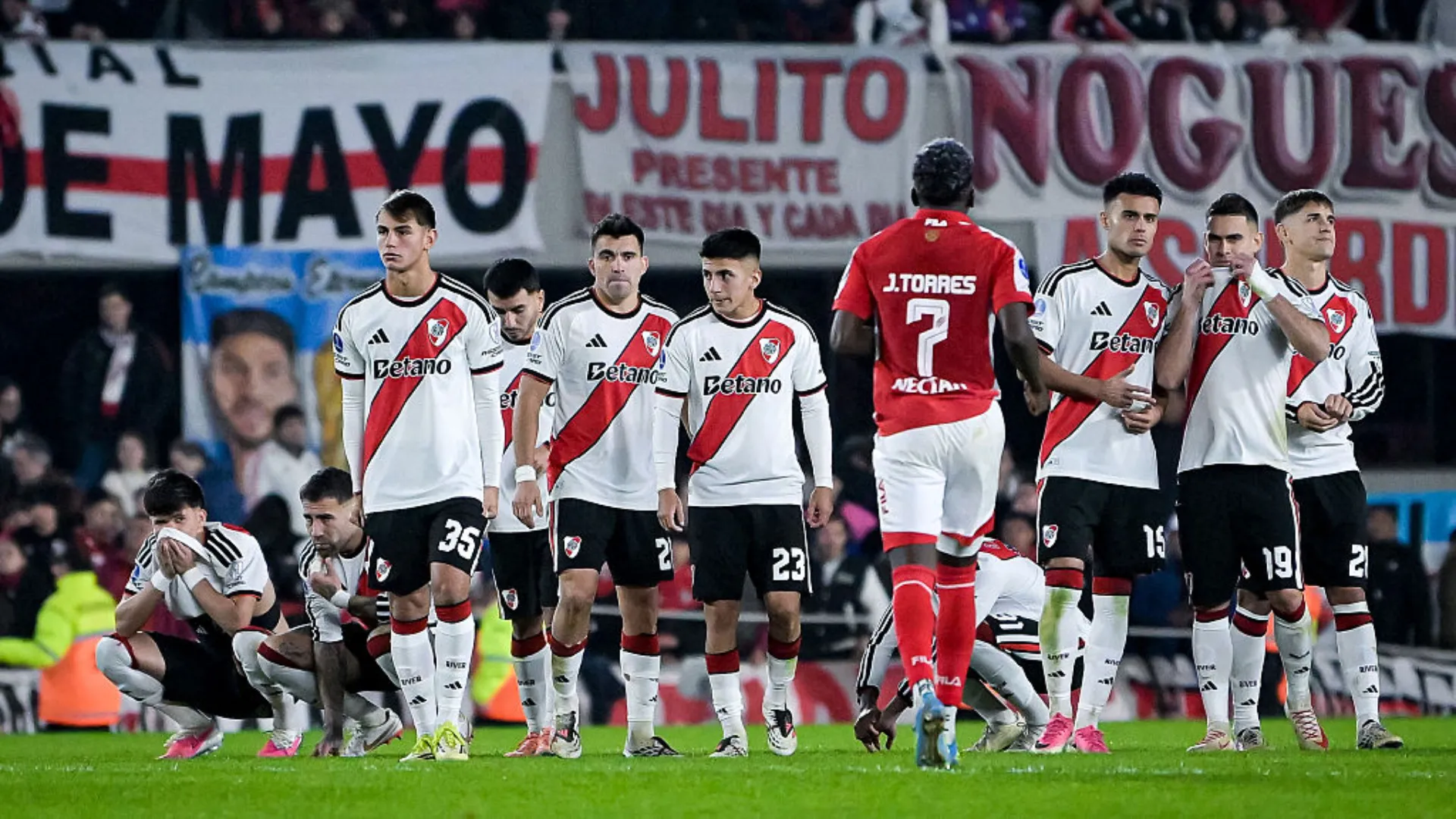 Los futbolistas de River tras quedar eliminados de la Copa Sudamericana. (Foto: Getty)