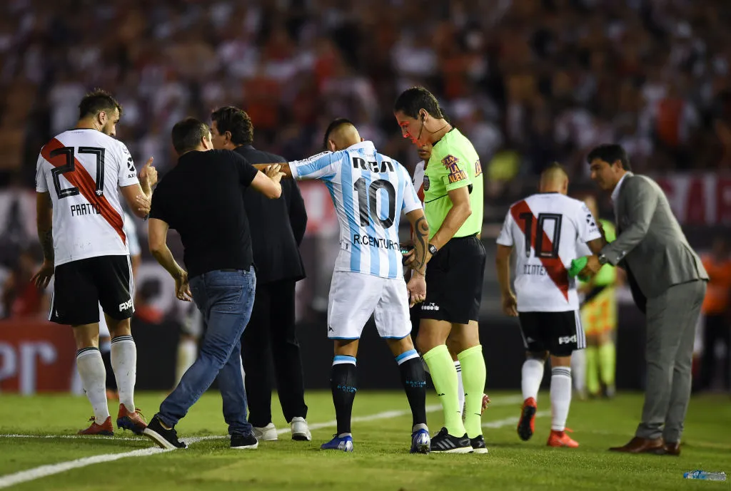 Ricardo Centurión empujó a Eduardo Coudet en River vs. Racing en 2019. (Getty Images)