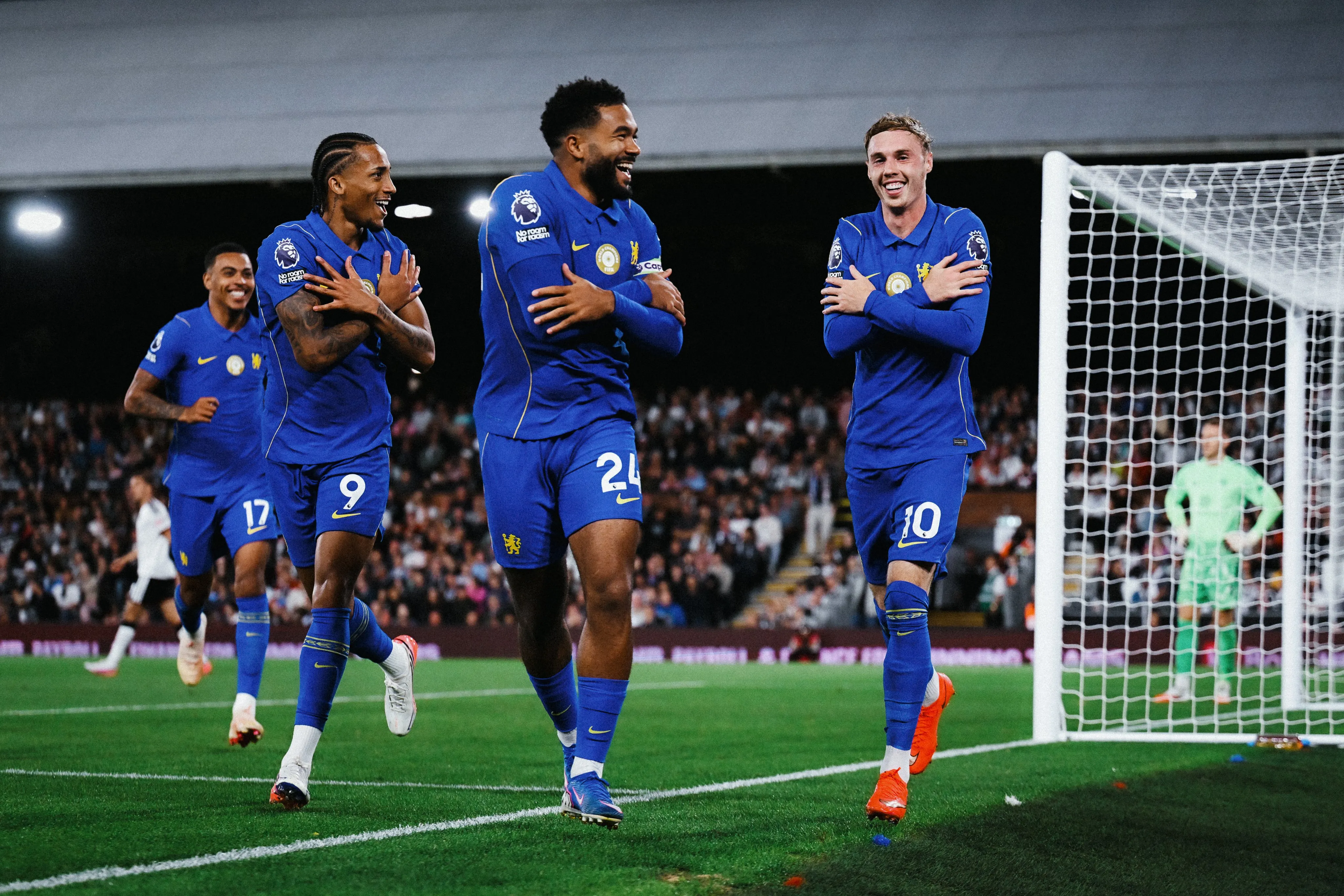 Reece James, Joao Pedro y Cole Palmer celebran ante Fulham (@ChelseaFC)