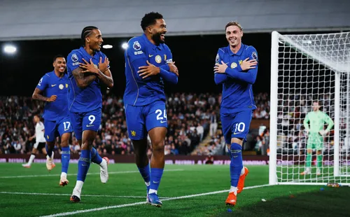 Reece James, Joao Pedro y Cole Palmer celebran ante Fulham (@ChelseaFC)