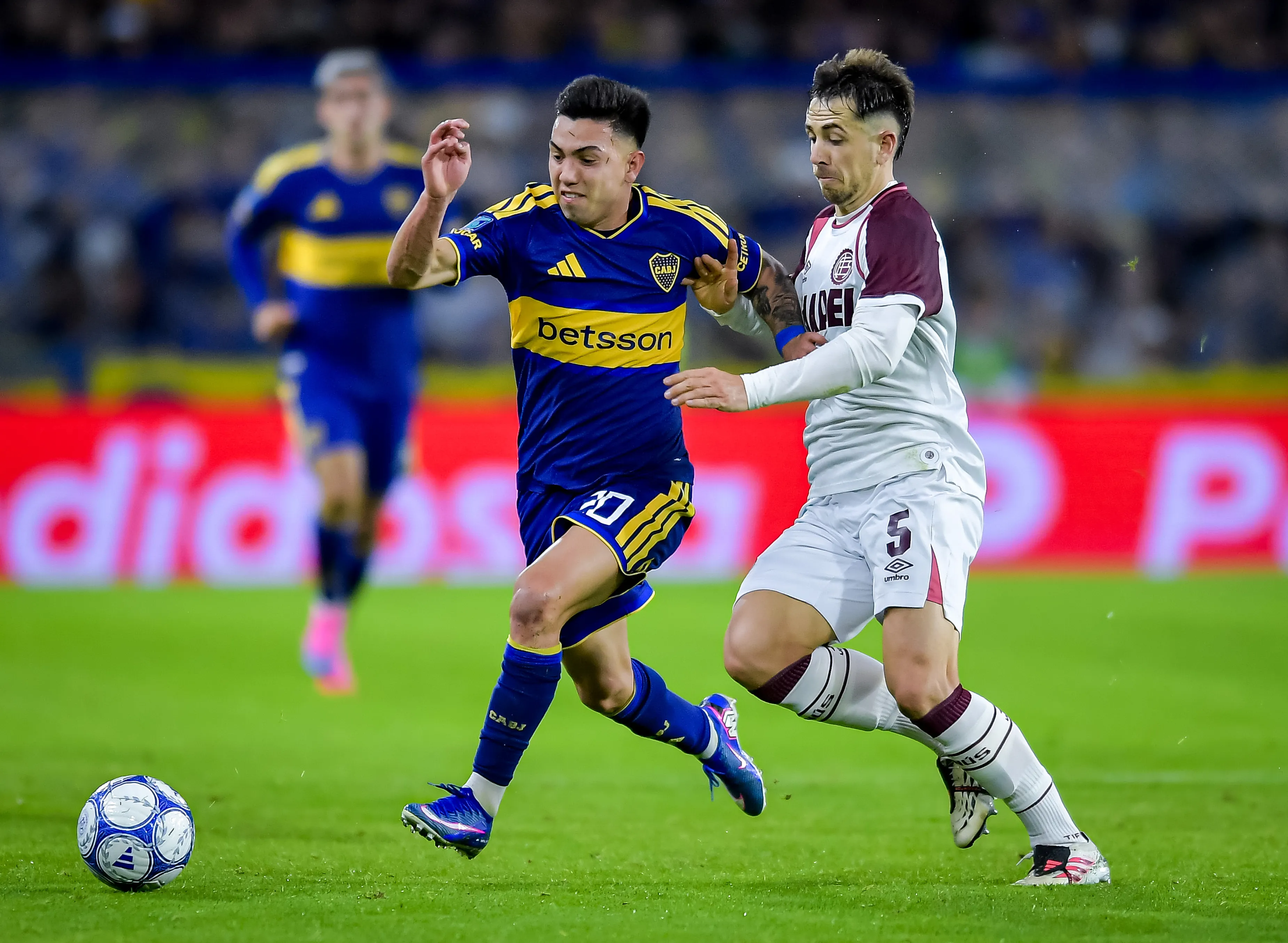 Alan Velasco frente a Lanús. (Marcelo Endelli/Getty Images)