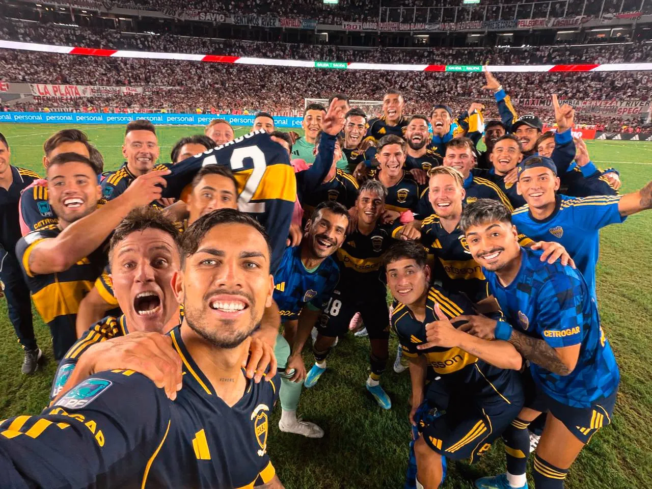 Leandro Paredes tras el triunfo de Boca ante River. (@BocaJrsOficial)