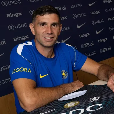 Dibu Martínez fue presentado como refuerzo de Chelsea