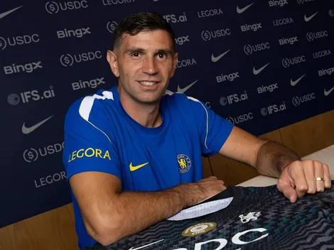 Dibu Martínez titular en su debut en Chelsea