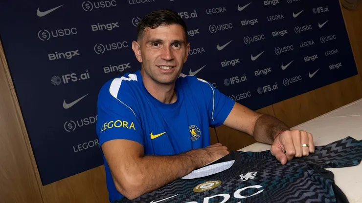 Dibu Martínez fue presentado en Chelsea.