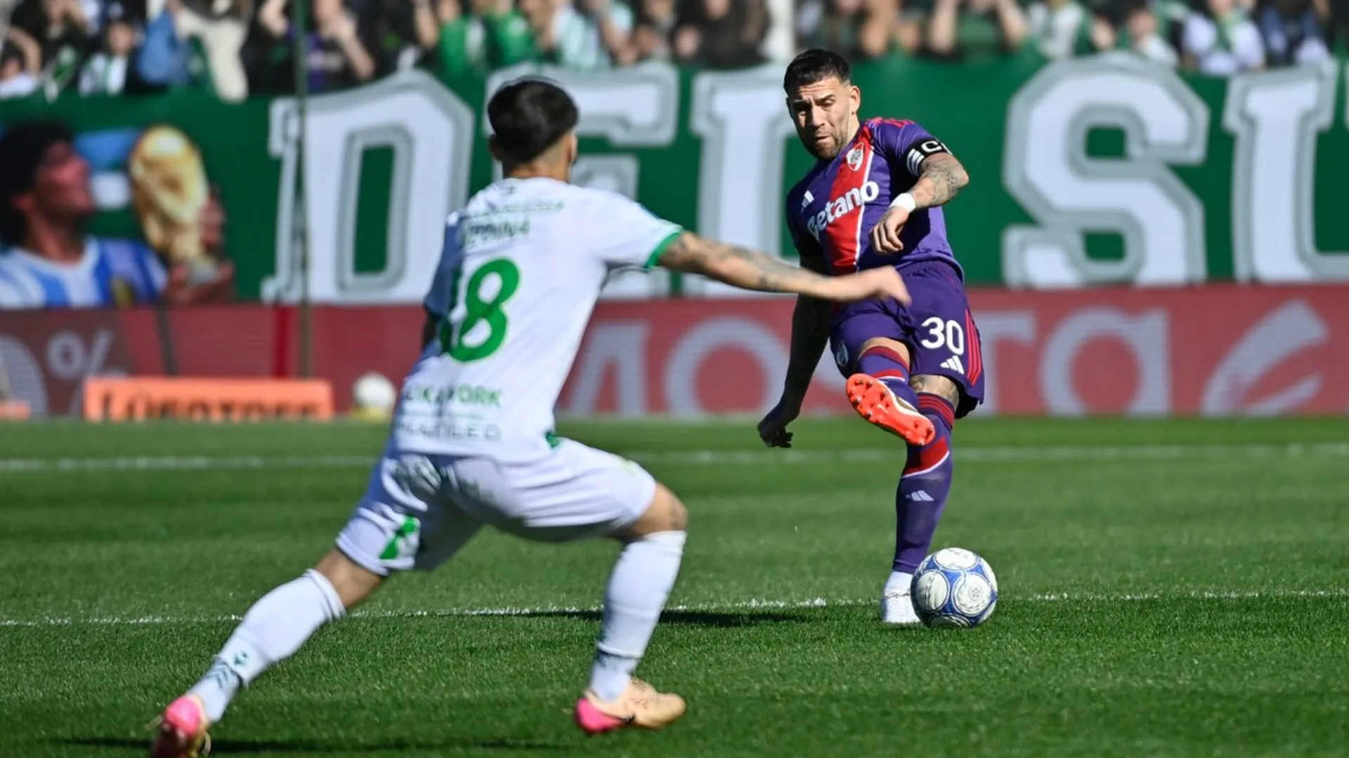 Otamendi descargando una pelota. (Foto: Prensa River)
