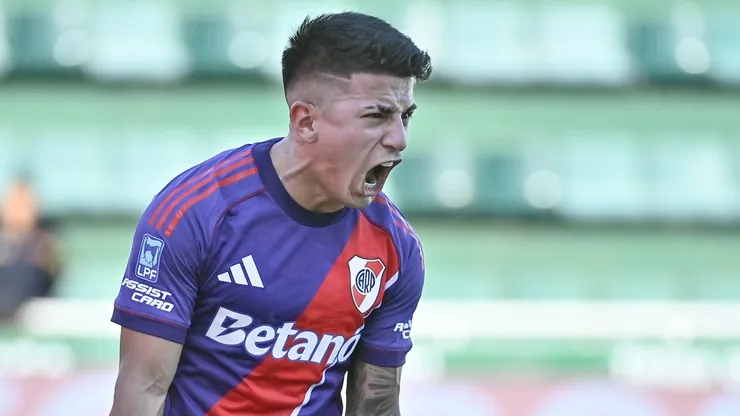 Thiago Almada marcó su primer gol en River ante Banfield.