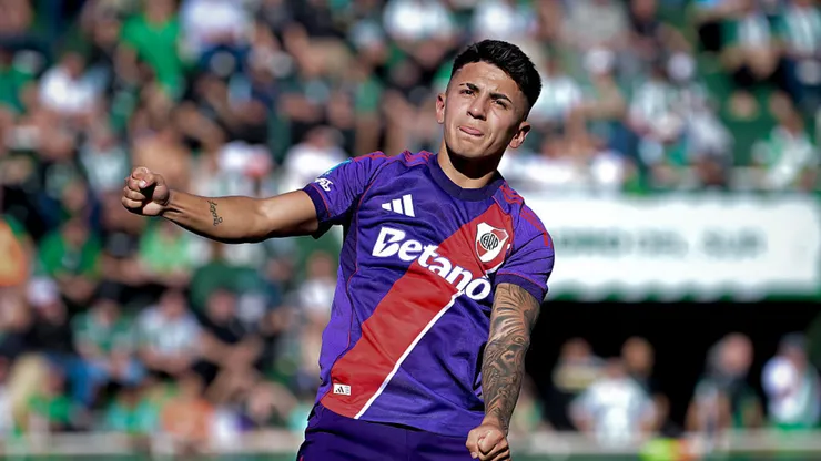 Thiago Almada marcó su primer gol en River ante Banfield.