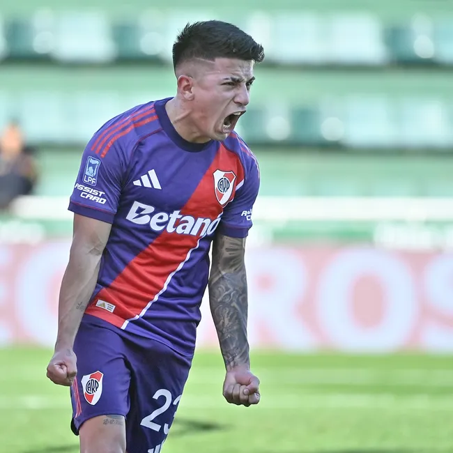 Thiago Almada marcó su primer gol en River ante Banfield. (@RiverPlate)