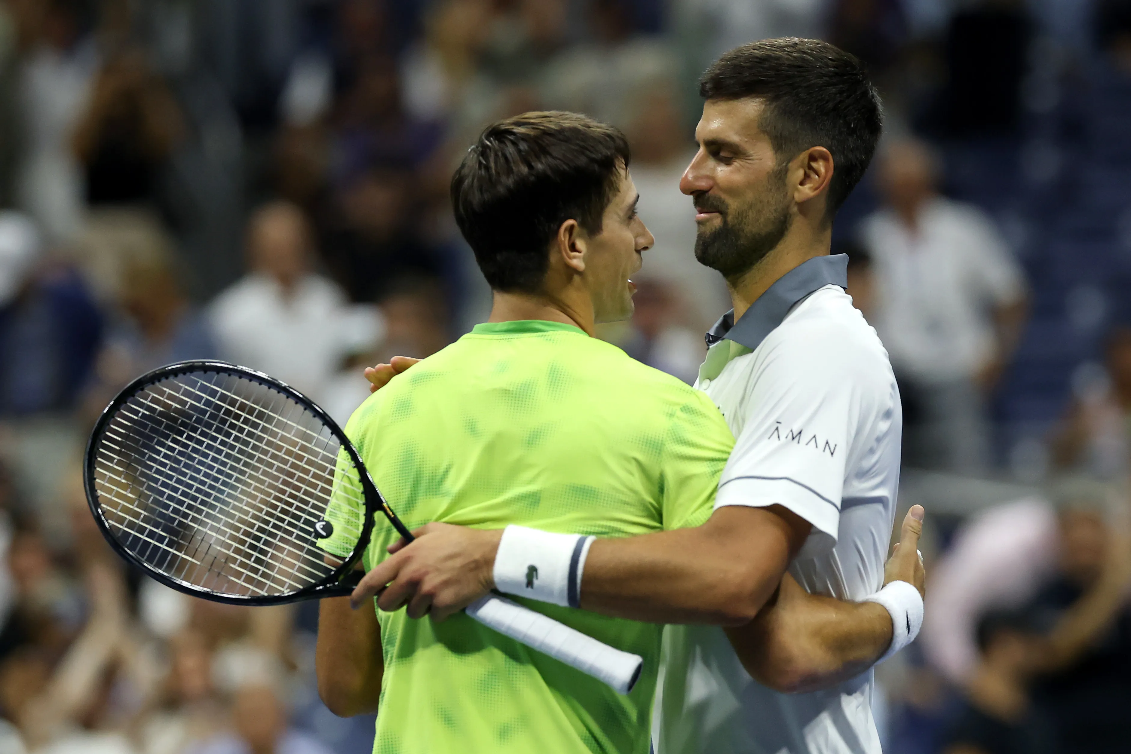 El saludo entre Navone y Djokovic tras la victoria del argentino. (Foto: Getty).