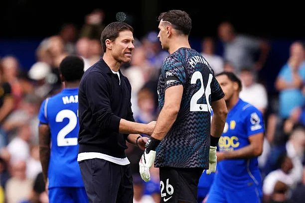 Emiliano Martínez y Xabi Alonso, en Chelsea. (Getty Images)