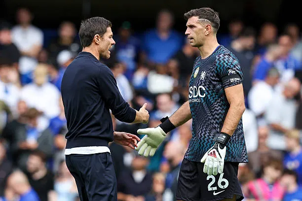 Emiliano Martínez y Xabi Alonso, en Chelsea. (Getty Images)