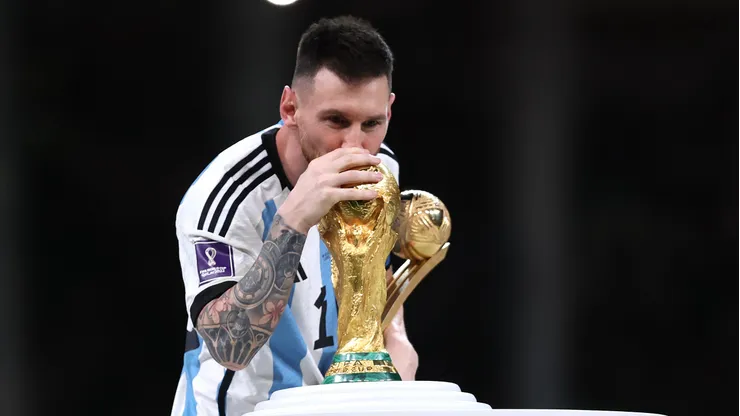 Lionel Messi besando la Copa del Mundo.